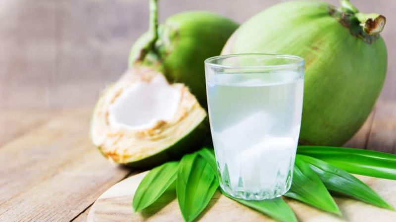 Phụ nữ sau sinh mổ uống nước dừa được không?